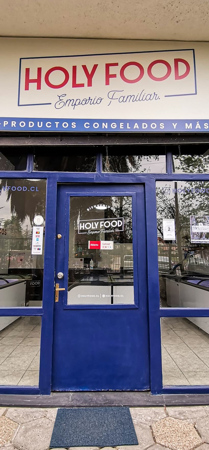 Acceso del local con la marca aplicada en puerta y letrero