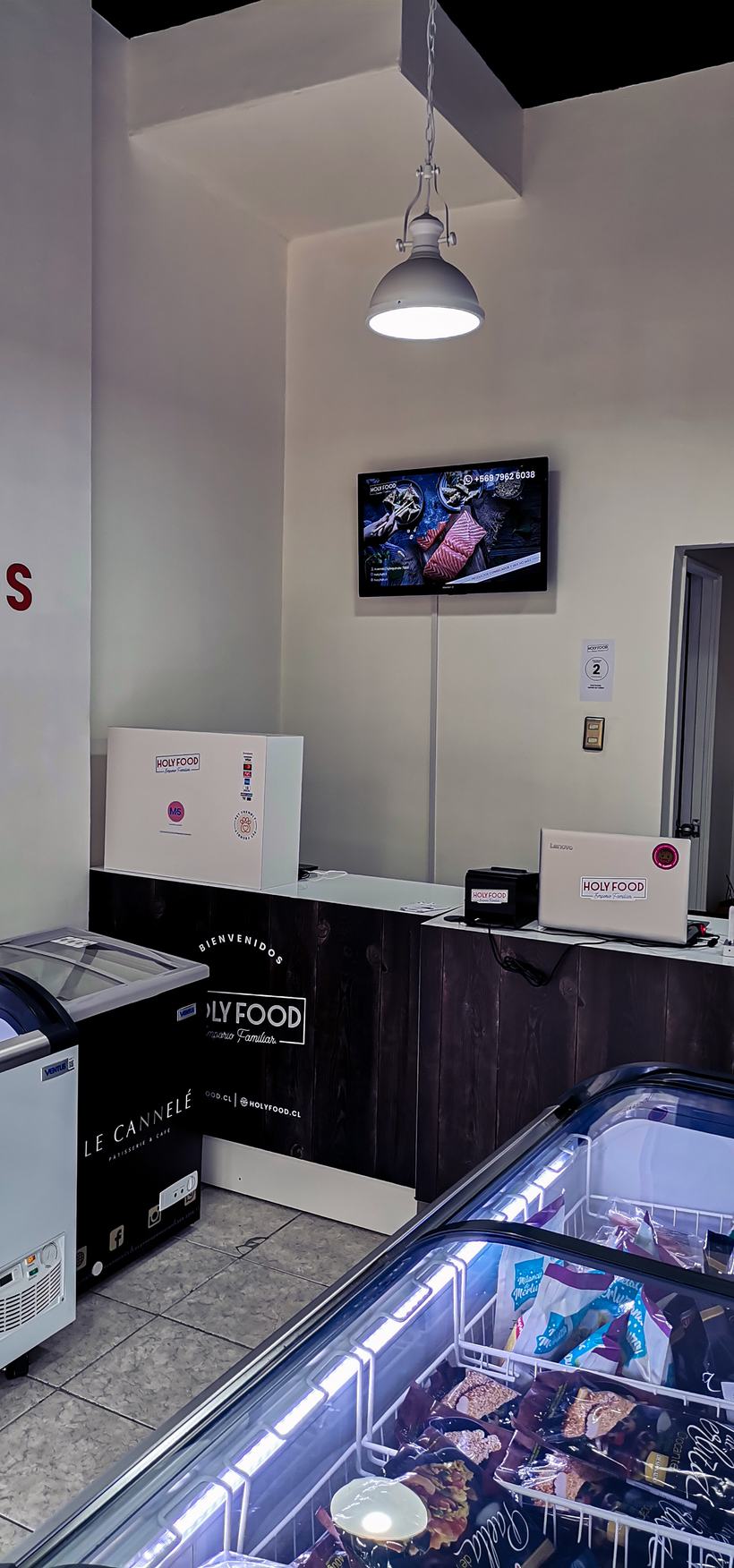 Vitrinas de congelados y mesón de atención