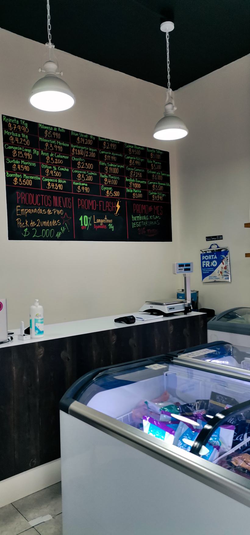 Interior con pizarra de precios y exhibición de despensa