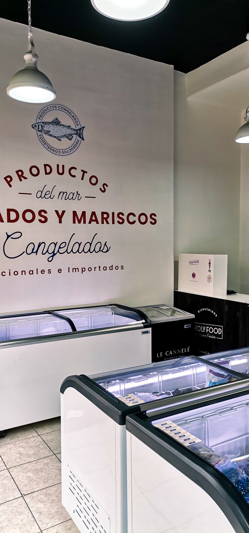 Gráfica mural de productos del mar sobre las vitrinas de congelados