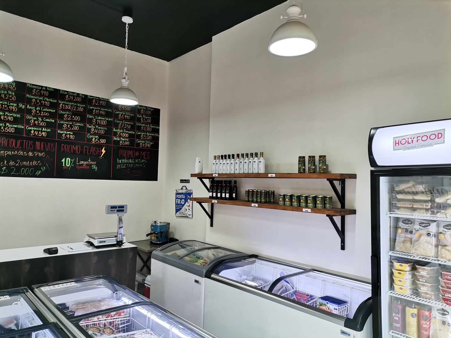 Interior del local con pizarra de precios modular y vitrinas de congelados
